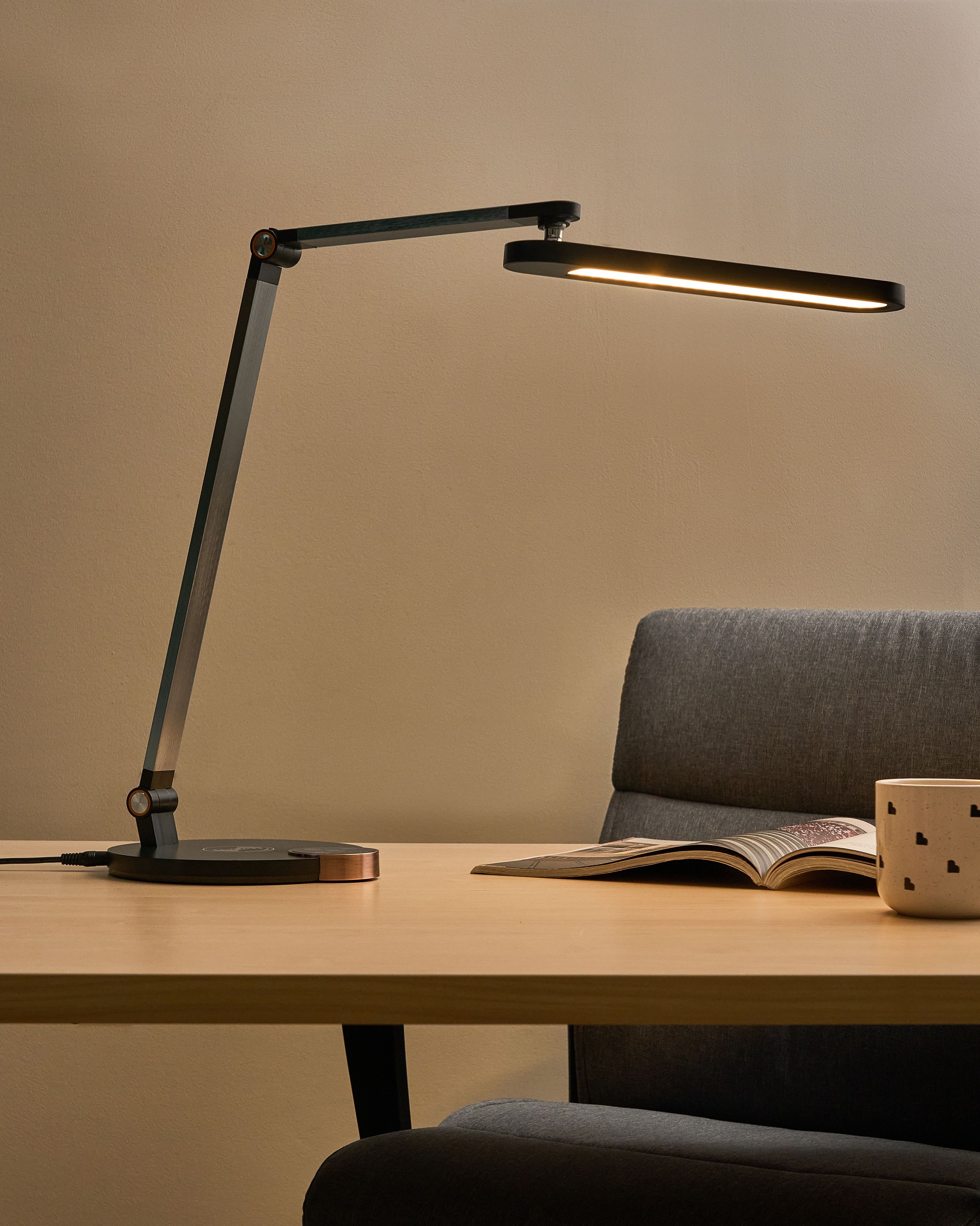 LED-skrivbordslampa CAROY med trådlös laddare Svart