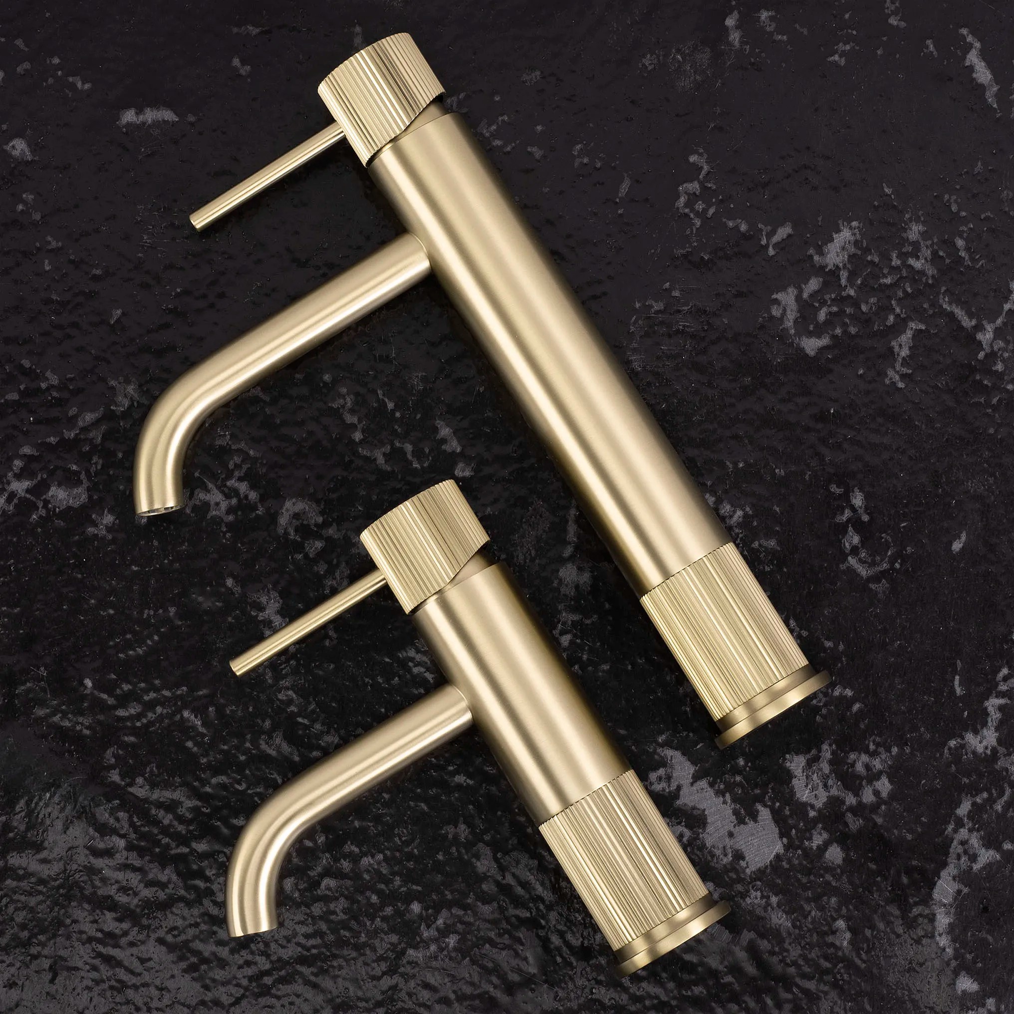 REA Tvättställsblandare Lungo Stripe Hög Borstat Guld, x14x30cm