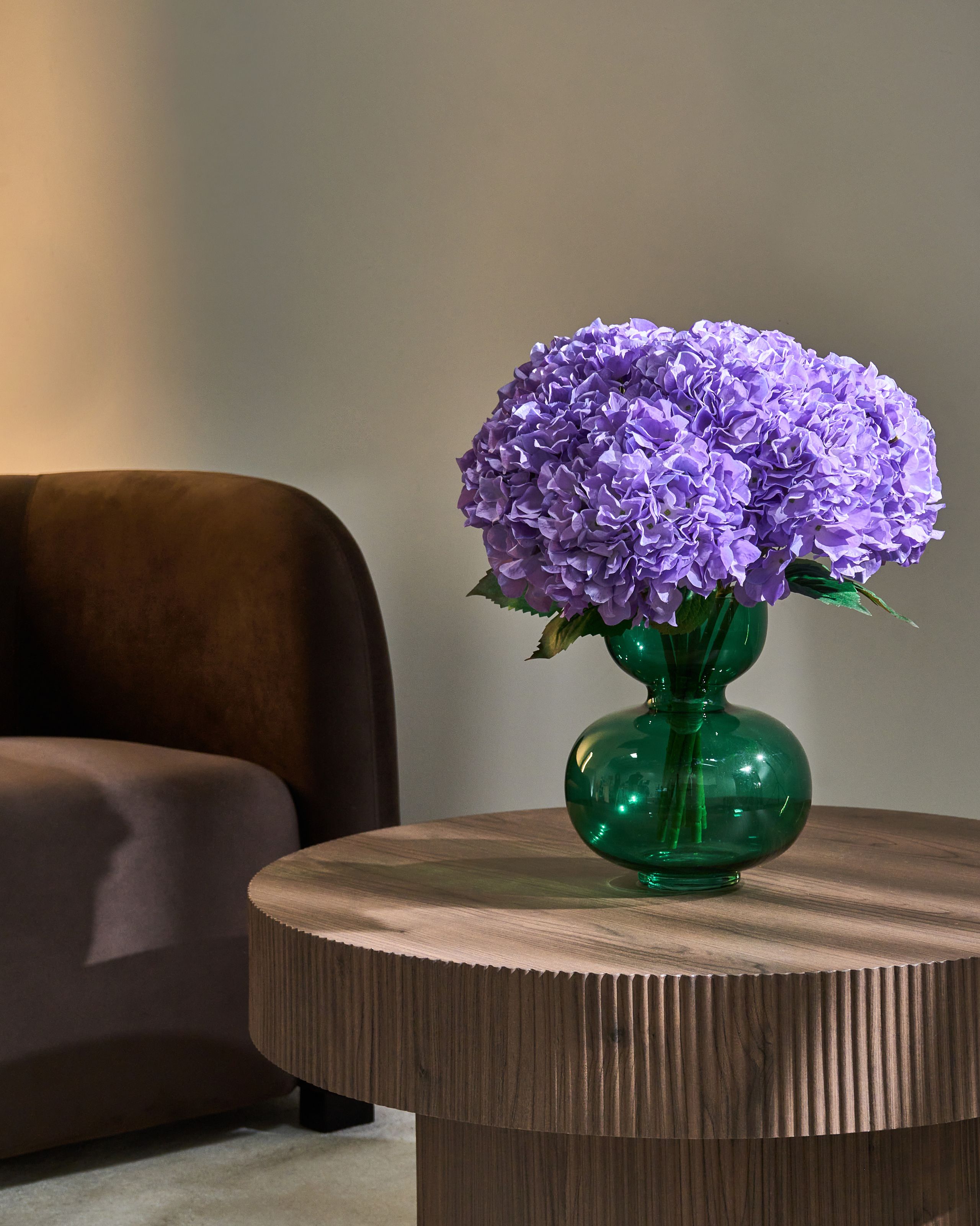Konstgjord blomsterbukett PERNES 50 cm Mörklila