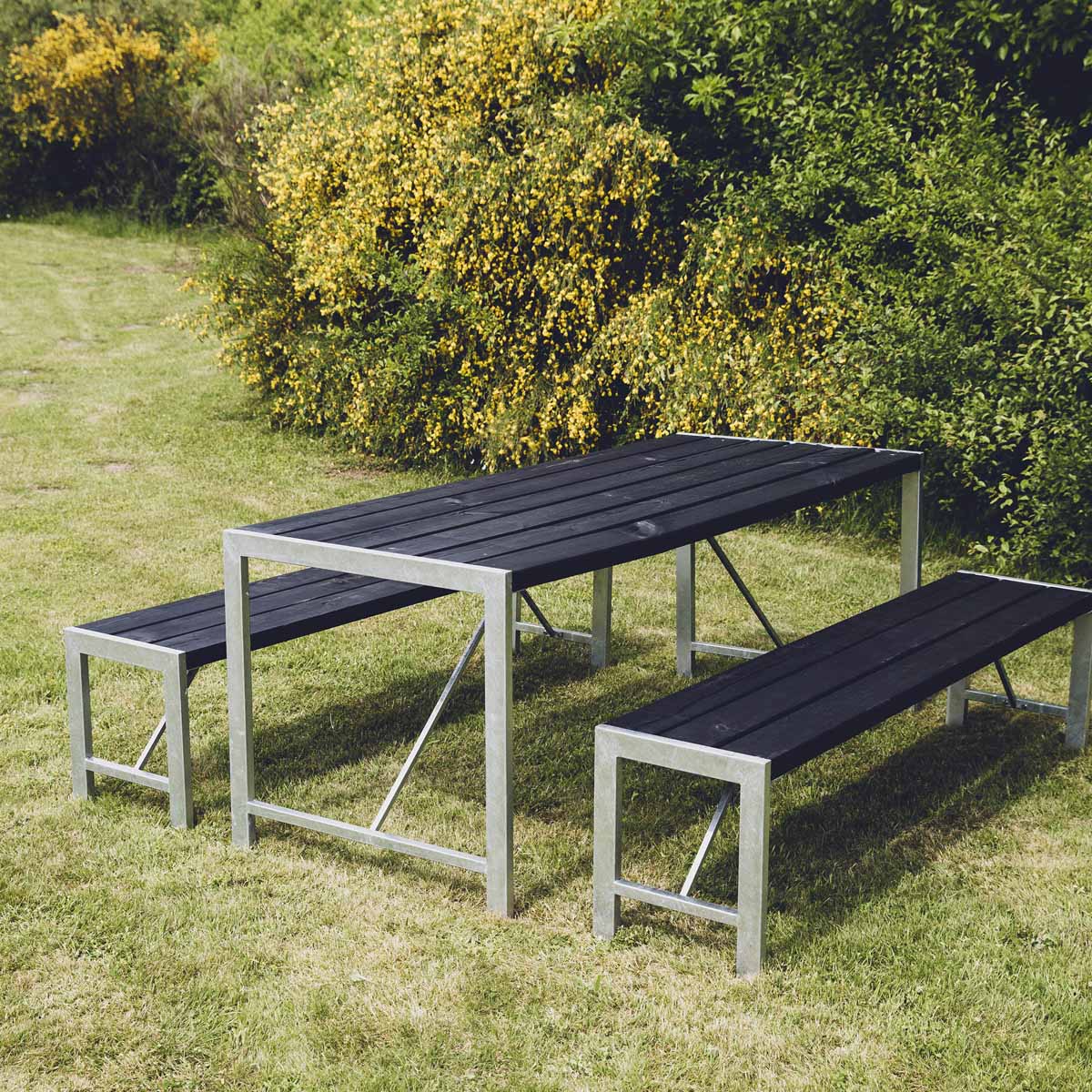 Bord och 2 bänkar H-modell svart grundmålad och galvaniserad ram Hortus