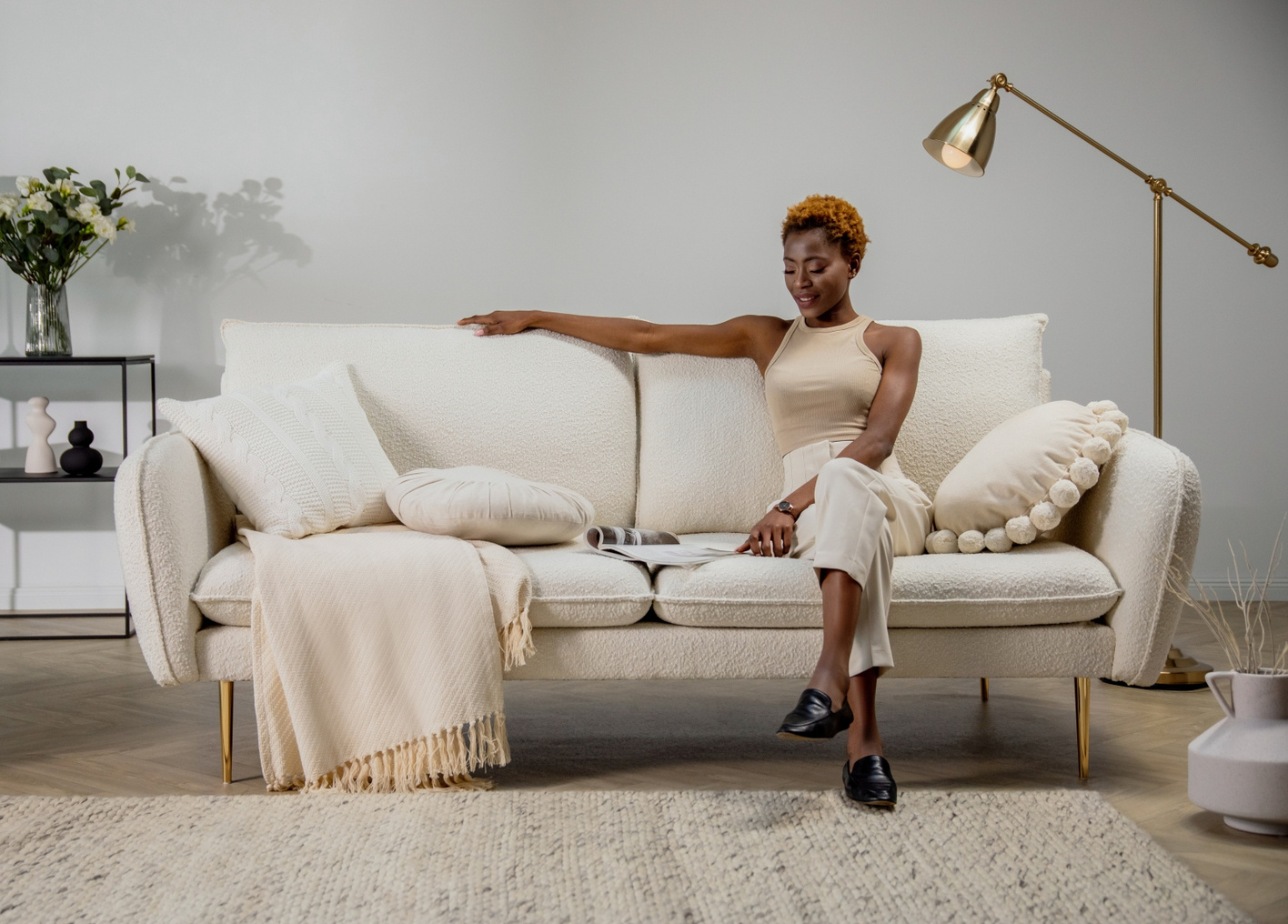 Cosmopolitan Design bouclésoffa, "Vienna", 4-sits, 230 × 92 × 95 cm, Ascot, guldfärgade metallben