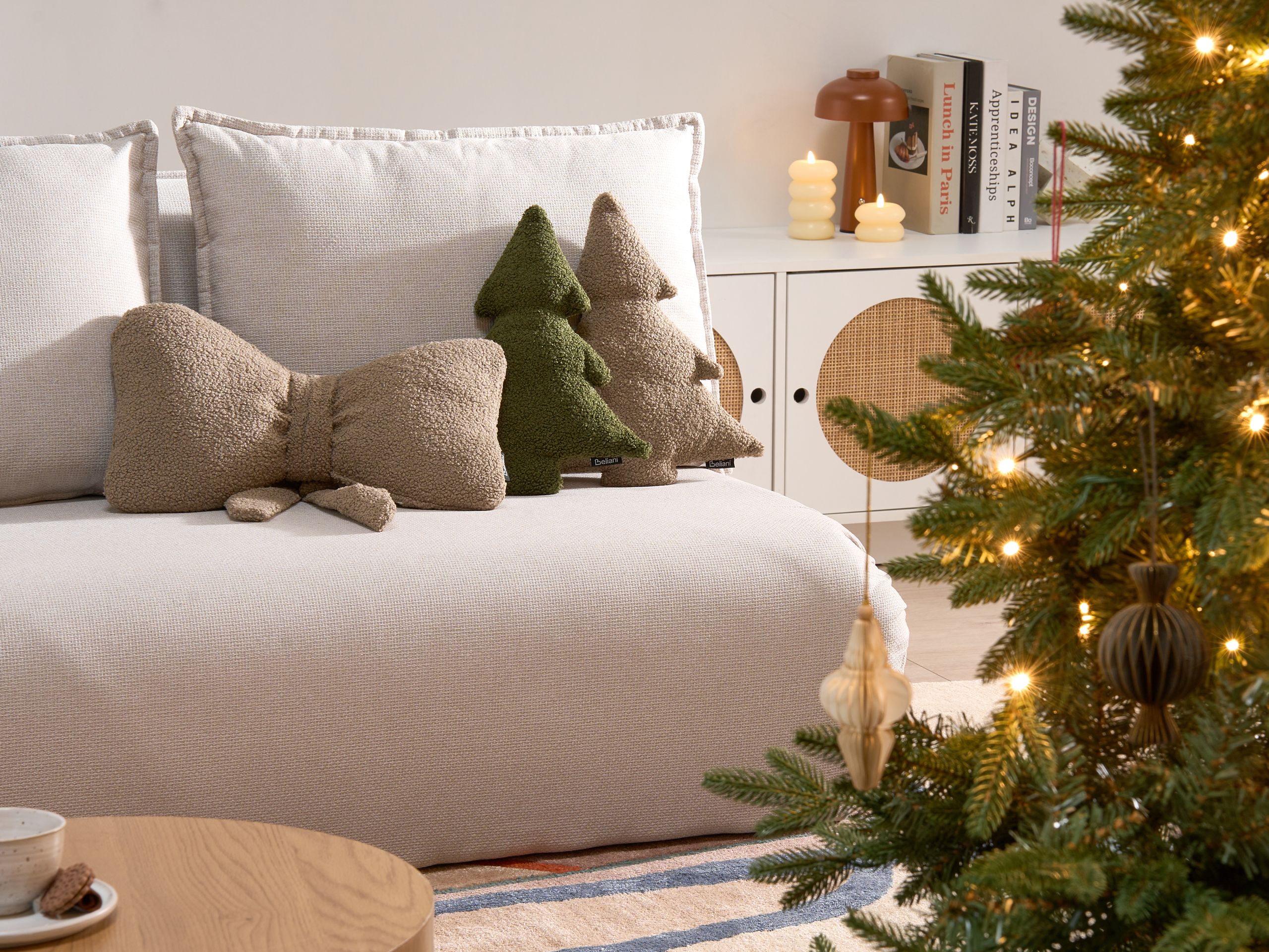 Set med 3 dekorativa kuddar WINTERLAND 30 x 35 cm 45 x 25 cm Bouclé Taupe Julmotiv